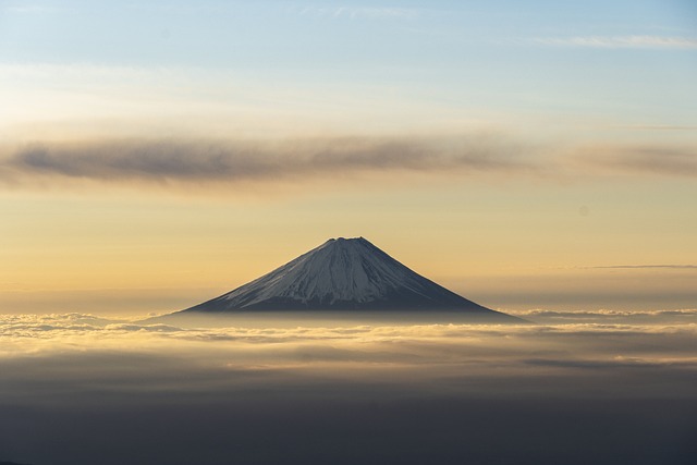 雲に浮かぶ富士山