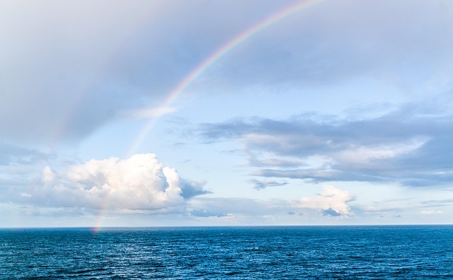 海にかかる虹
